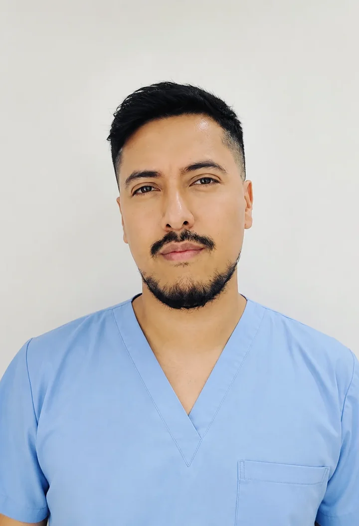 Retrato del Dr. Esteban Giraldo Casas, neuropsicólogo, con filipina azul
